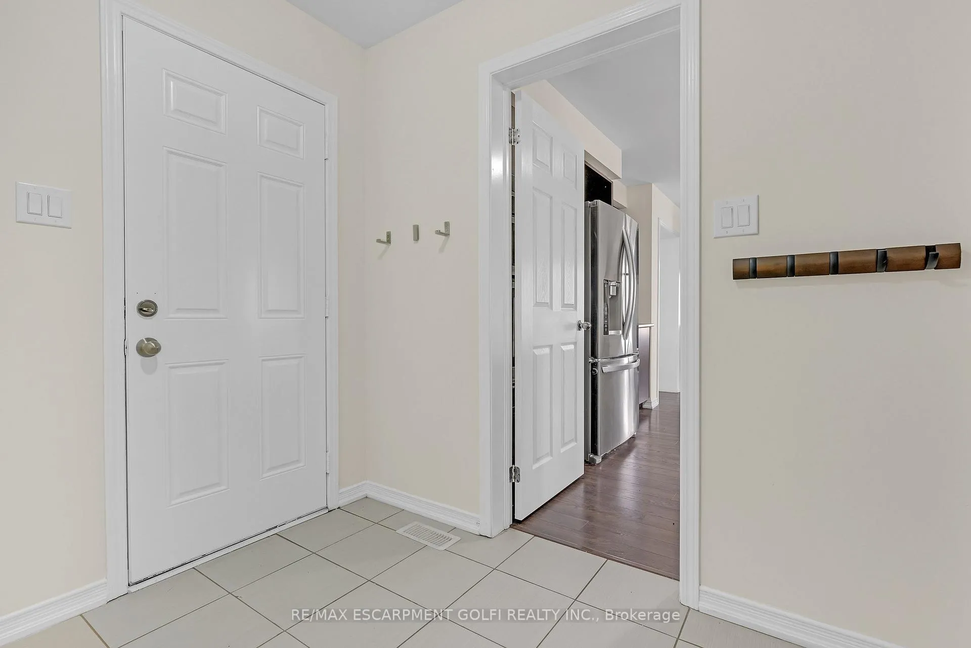 Photo 10 of 8561 Dogwood Crescent, Niagara Falls, Brown — HOMEH