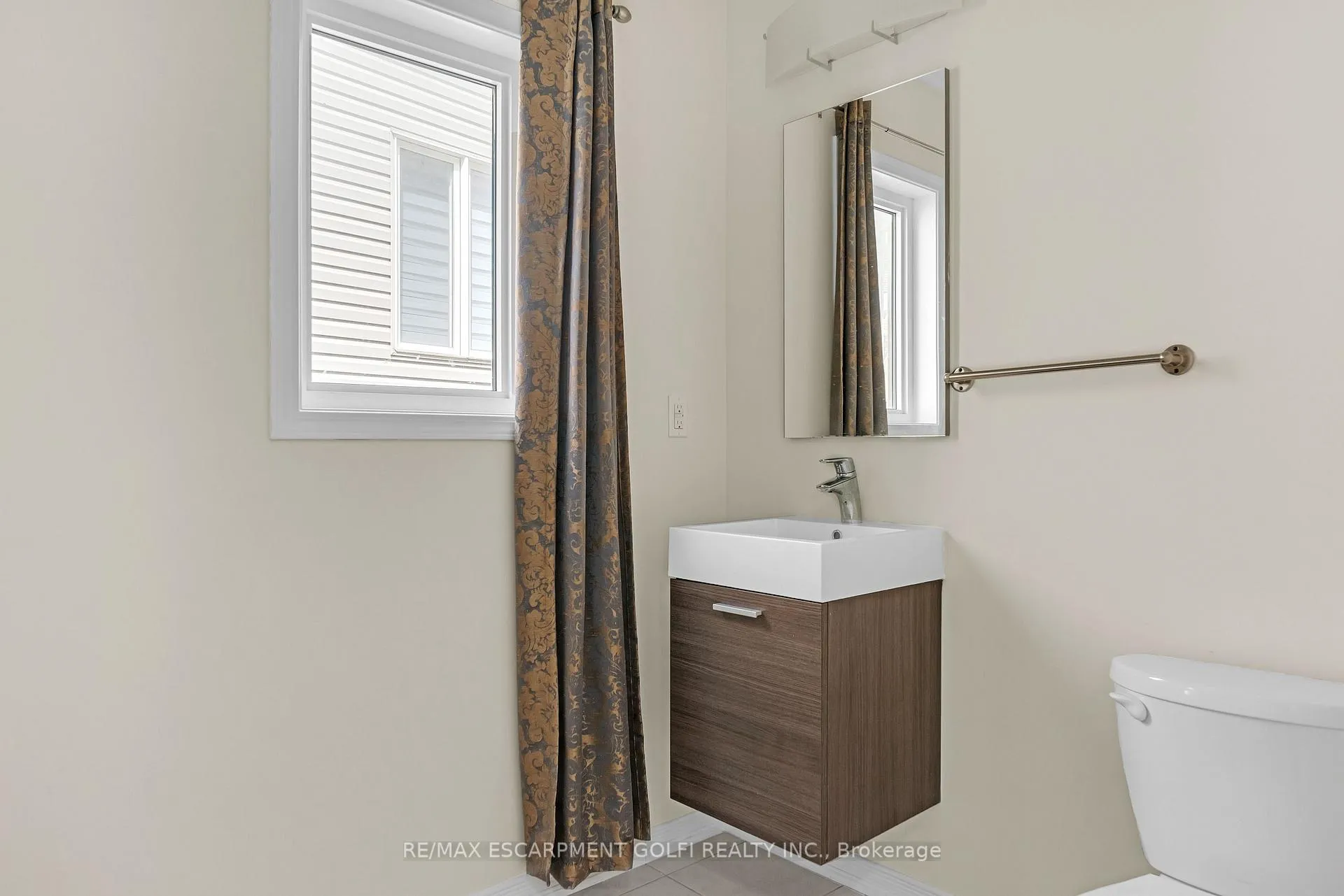 Photo 12 of 8561 Dogwood Crescent, Niagara Falls, Brown — HOMEH