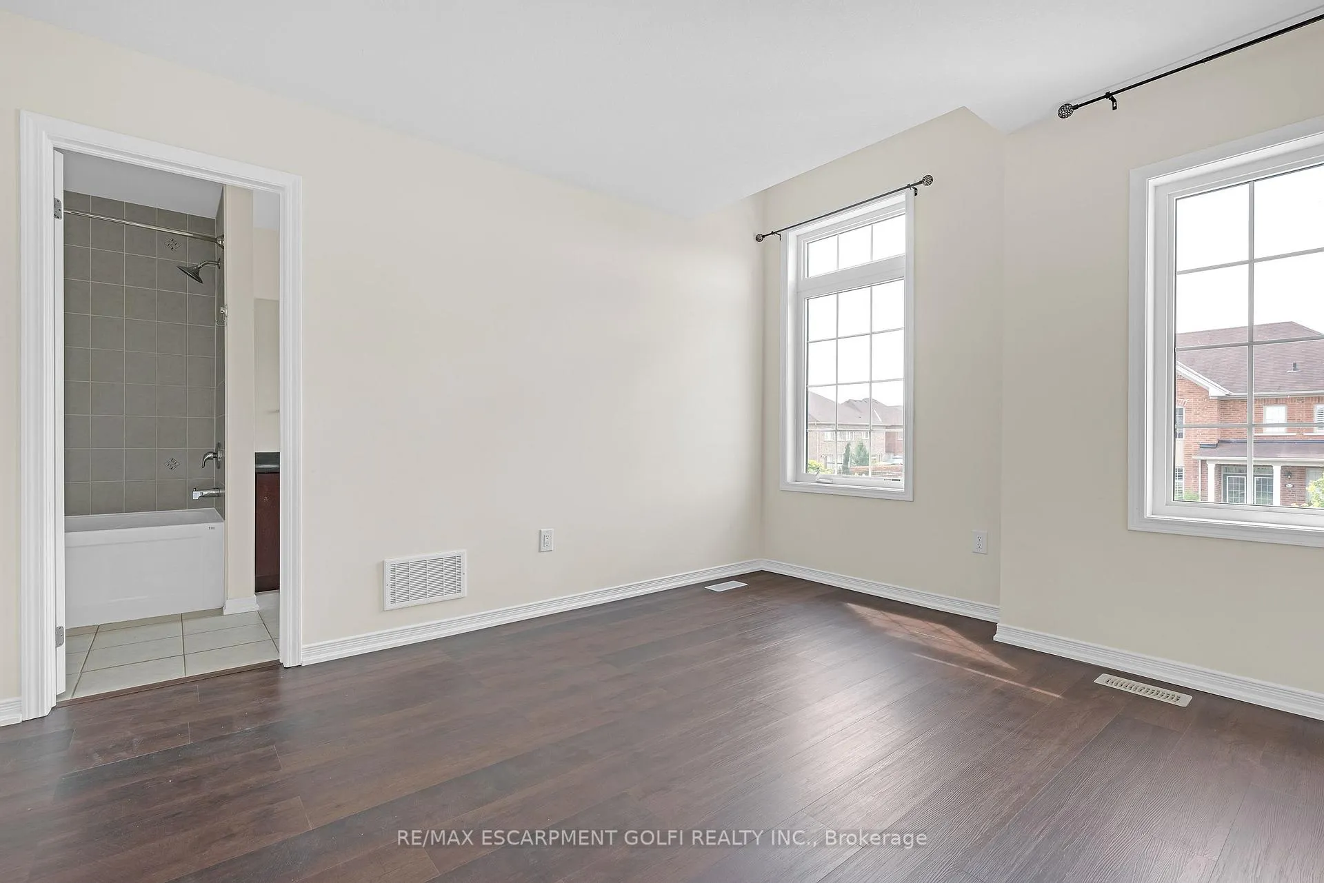 Photo 13 of 8561 Dogwood Crescent, Niagara Falls, Brown — HOMEH