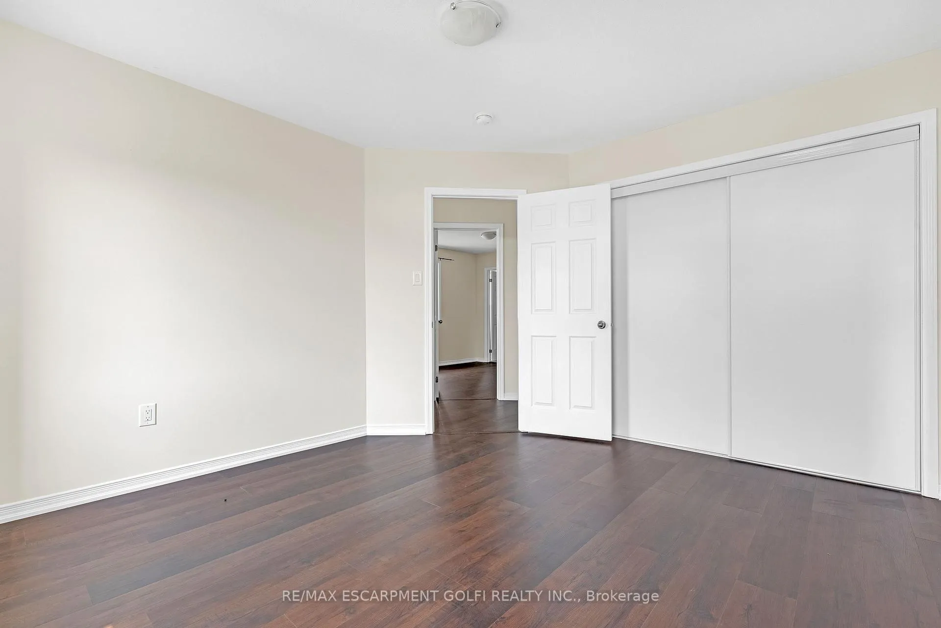Photo 14 of 8561 Dogwood Crescent, Niagara Falls, Brown — HOMEH