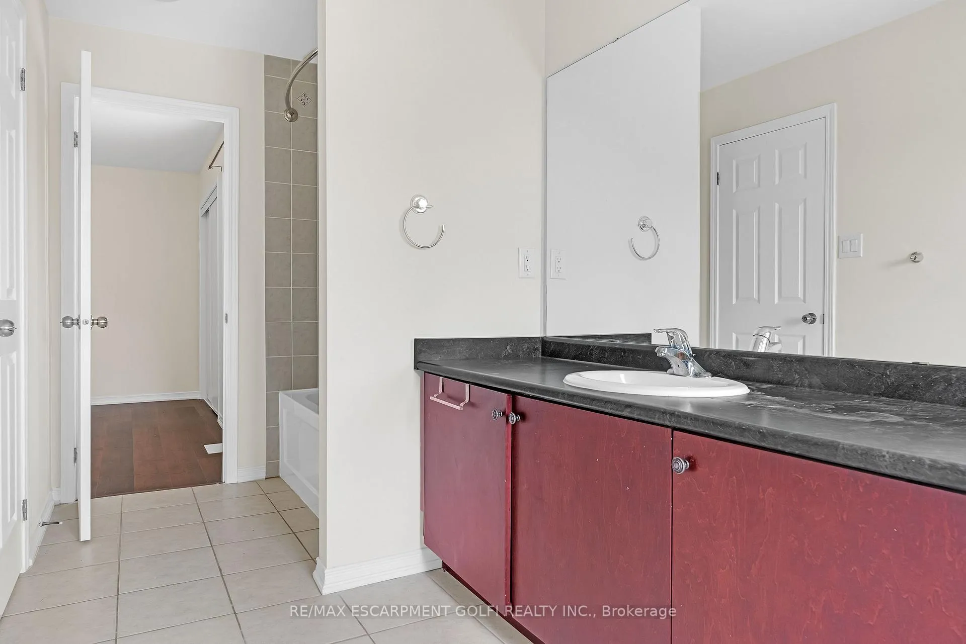 Photo 15 of 8561 Dogwood Crescent, Niagara Falls, Brown — HOMEH