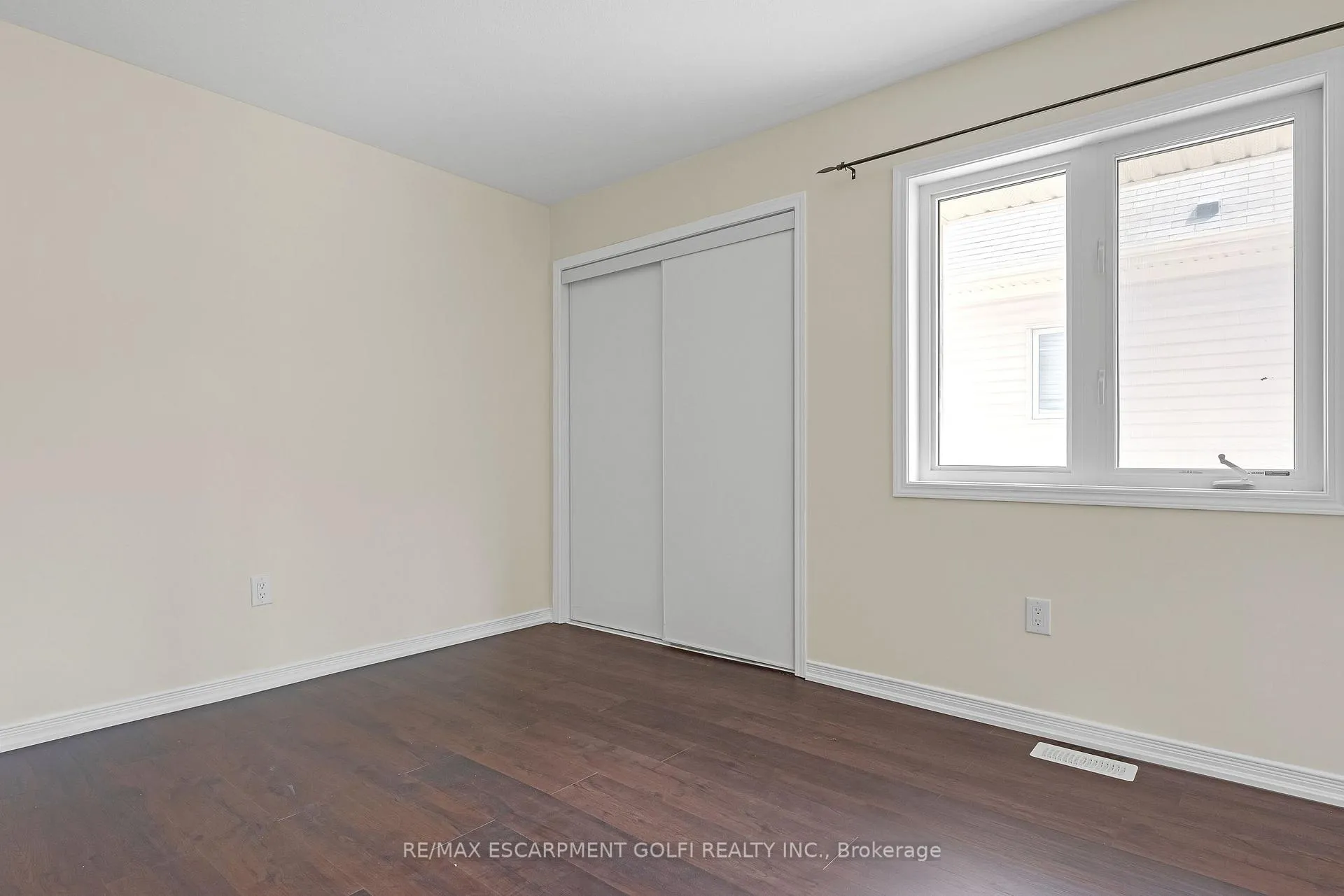 Photo 17 of 8561 Dogwood Crescent, Niagara Falls, Brown — HOMEH