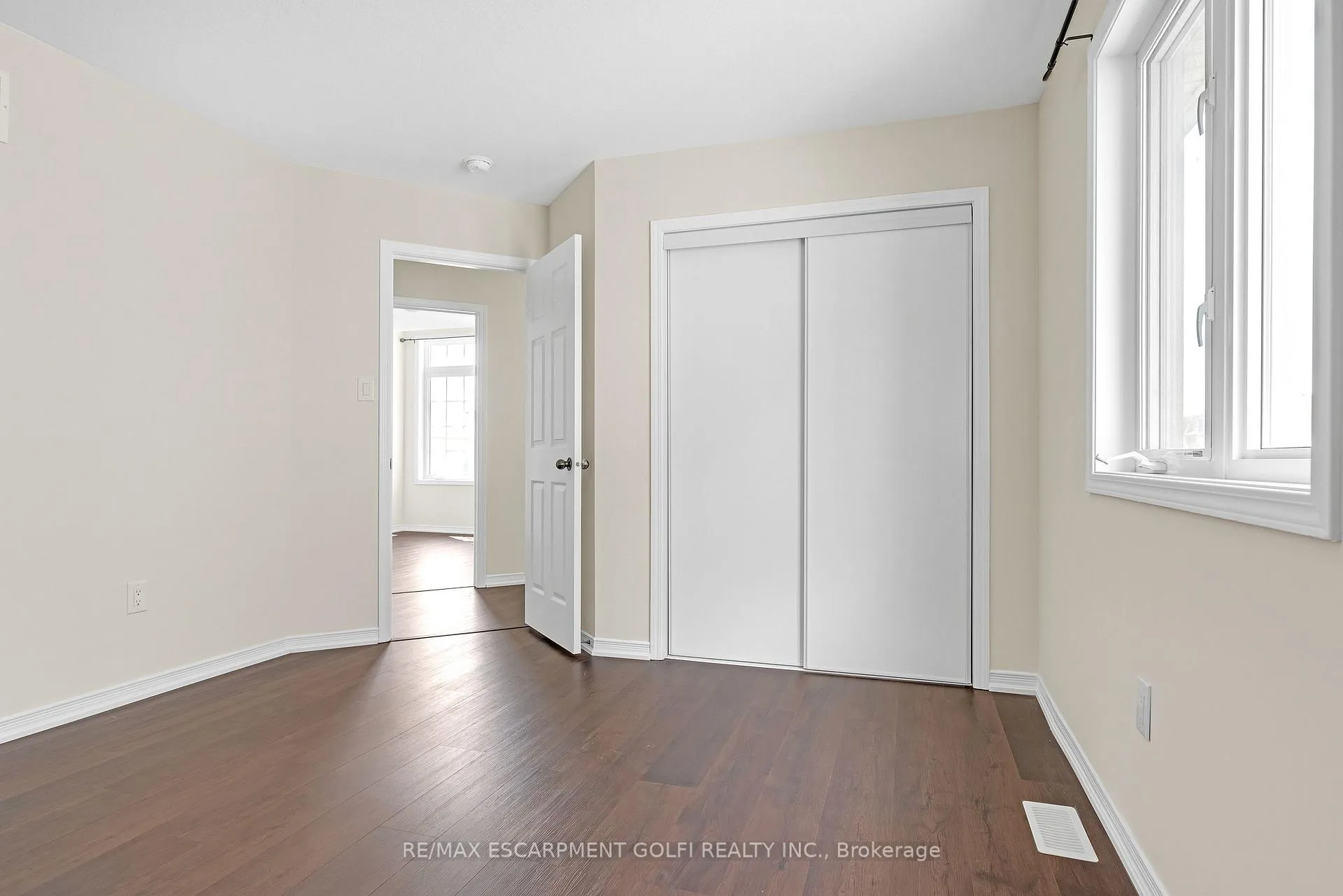 Photo 18 of 8561 Dogwood Crescent, Niagara Falls, Brown — HOMEH