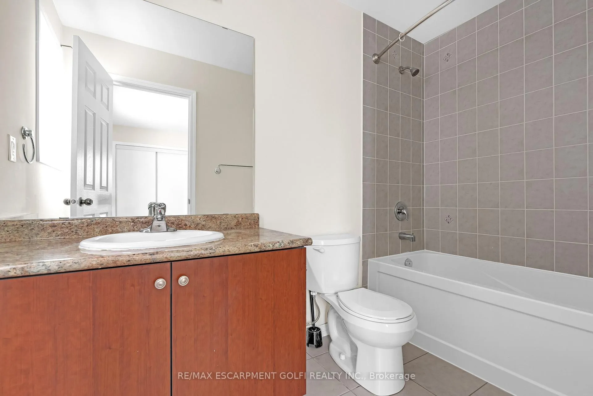 Photo 19 of 8561 Dogwood Crescent, Niagara Falls, Brown — HOMEH