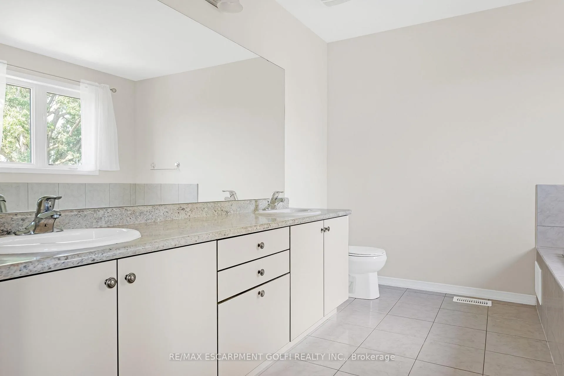 Photo 24 of 8561 Dogwood Crescent, Niagara Falls, Brown — HOMEH