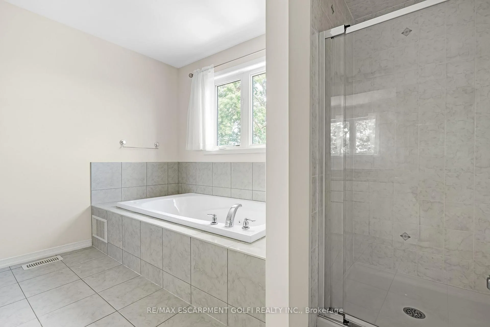 Photo 25 of 8561 Dogwood Crescent, Niagara Falls, Brown — HOMEH