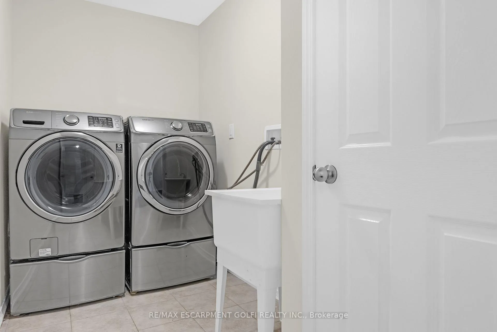 Photo 26 of 8561 Dogwood Crescent, Niagara Falls, Brown — HOMEH