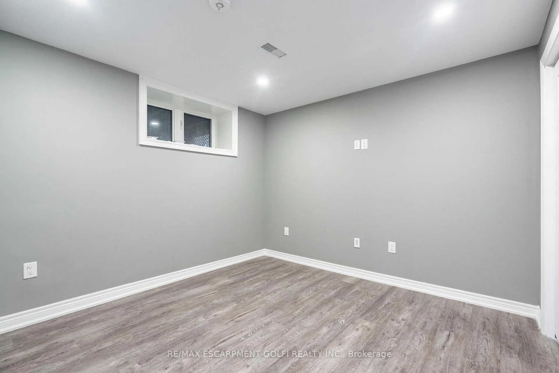 Photo 32 of 8561 Dogwood Crescent, Niagara Falls, Brown — HOMEH
