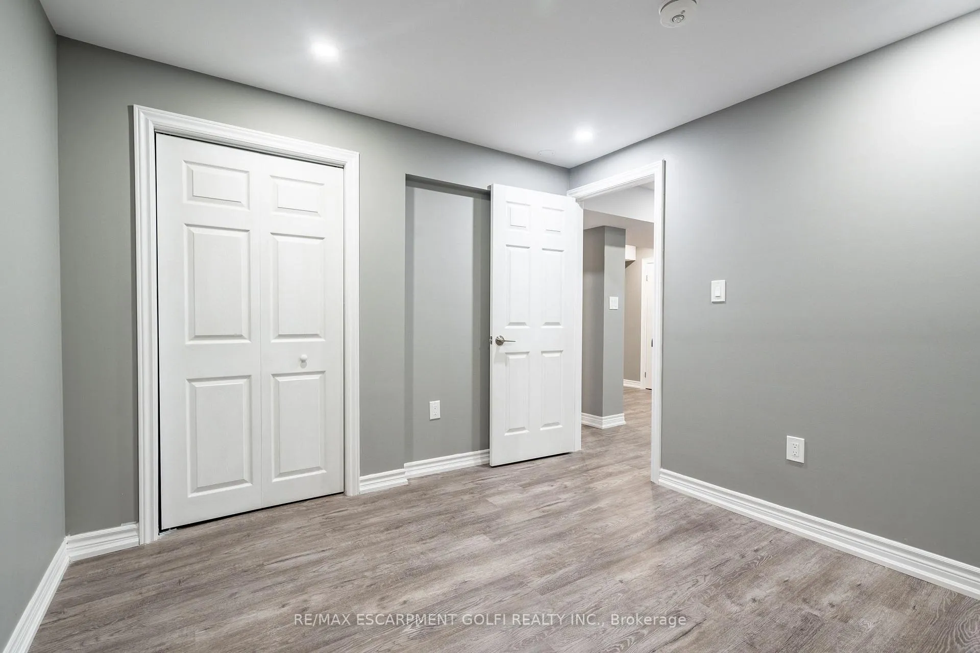 Photo 33 of 8561 Dogwood Crescent, Niagara Falls, Brown — HOMEH