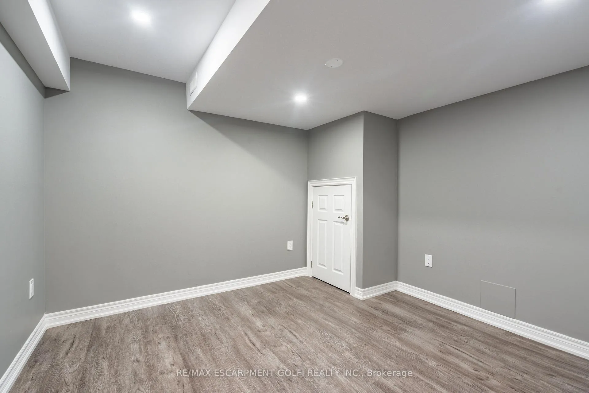 Photo 36 of 8561 Dogwood Crescent, Niagara Falls, Brown — HOMEH