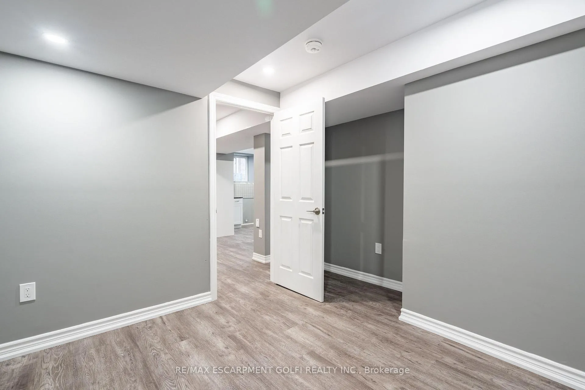 Photo 37 of 8561 Dogwood Crescent, Niagara Falls, Brown — HOMEH