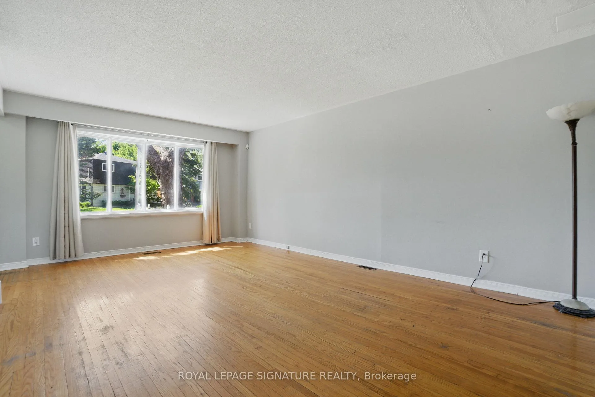 Photo 3 of 237 Barkley Crescent, Oshawa, Vanier — HOMEH