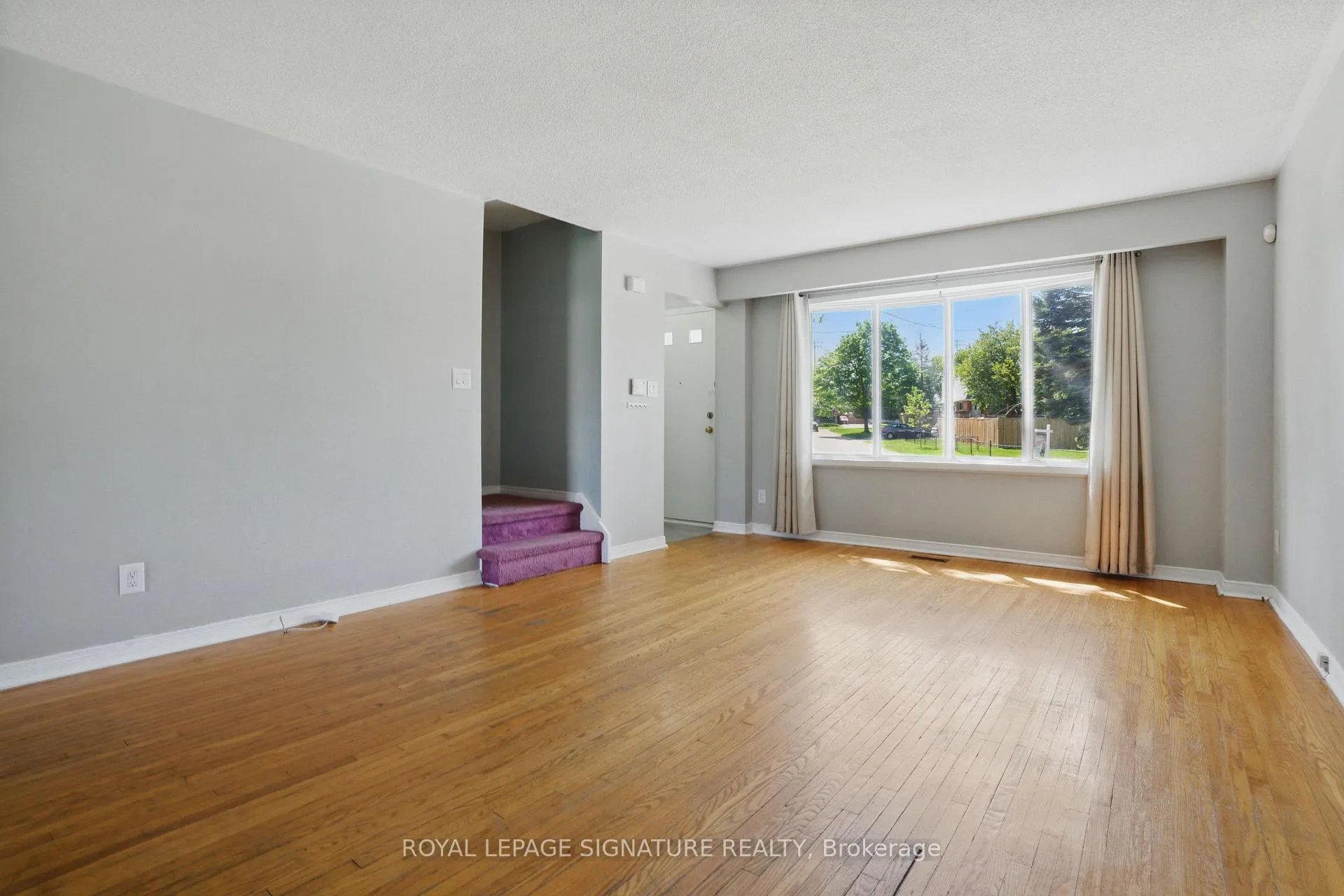 Photo 4 of 237 Barkley Crescent, Oshawa, Vanier — HOMEH