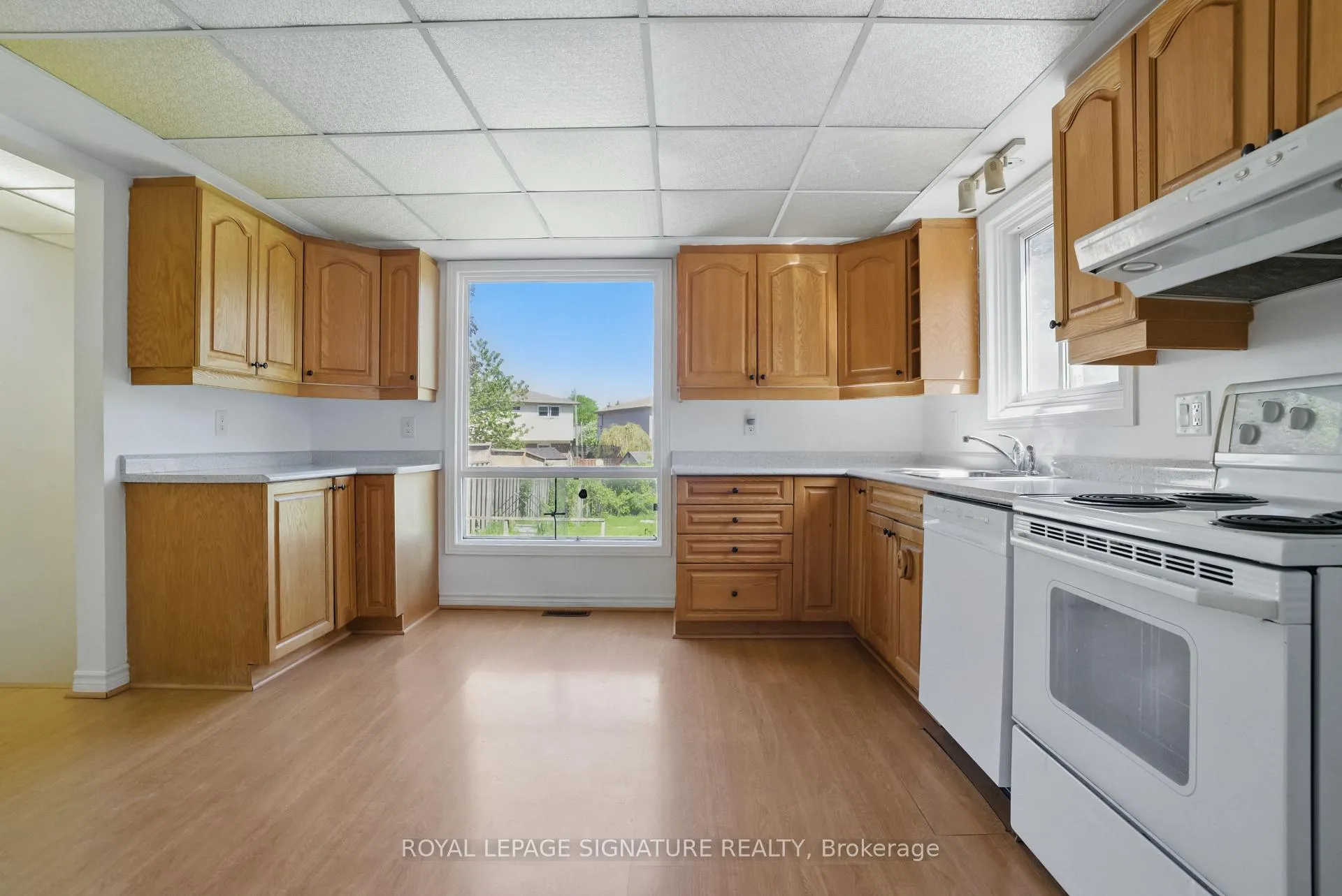 Photo 6 of 237 Barkley Crescent, Oshawa, Vanier — HOMEH