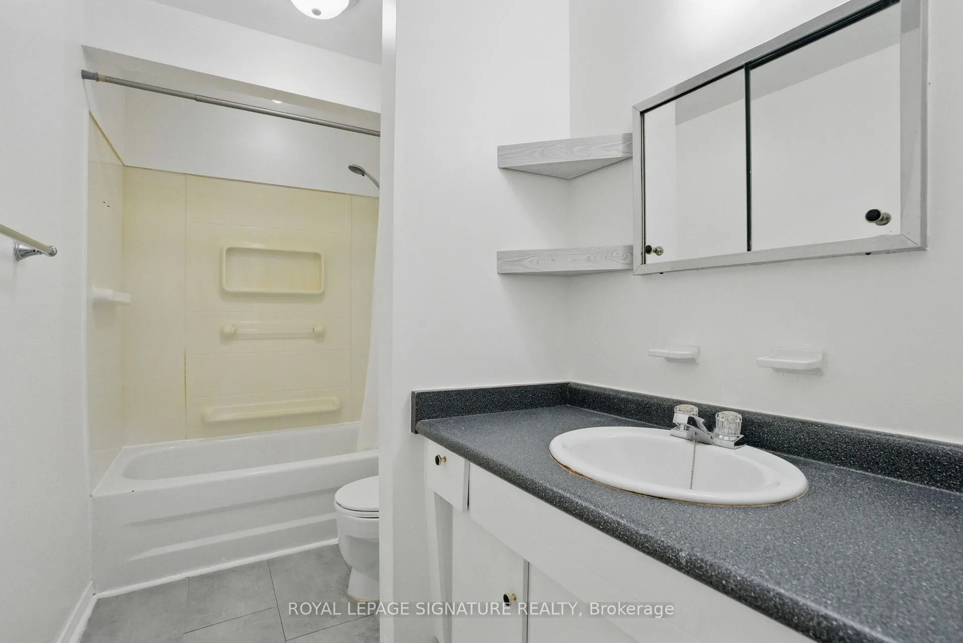 Photo 18 of 237 Barkley Crescent, Oshawa, Vanier — HOMEH