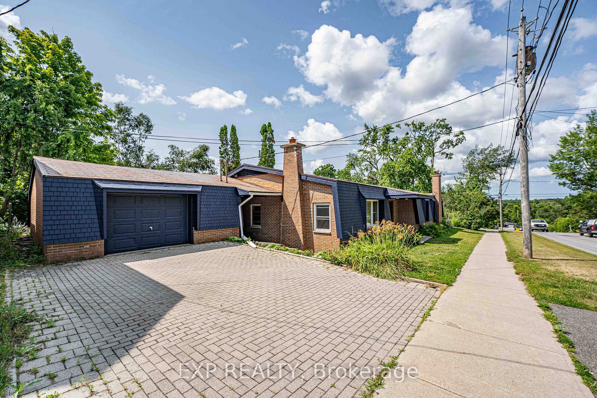 Photo 2 of 395 Brown Street, Gravenhurst, Muskoka (S) — HOMEH