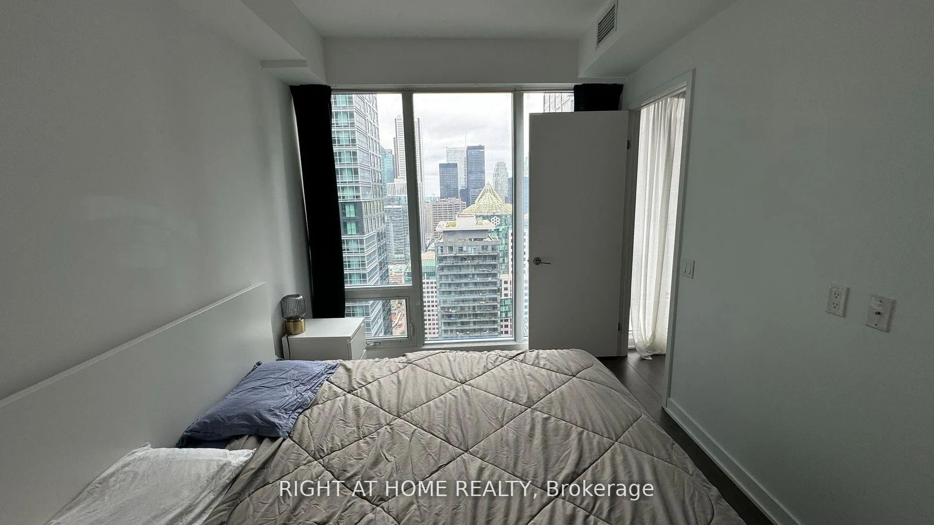Photo 8 of Unit 4601, 115 Blue Jays Way, Toronto, Waterfront Communities — HOMEH