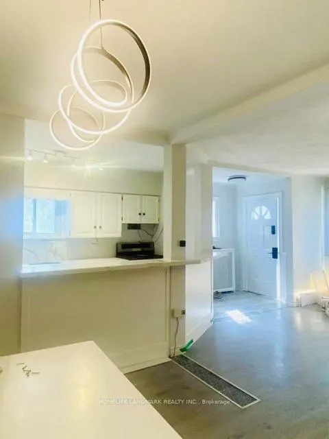 Photo 2 of Unit 2nd floor one room, 166 Chaplin Crescent, Toronto, Forest Hill South — HOMEH