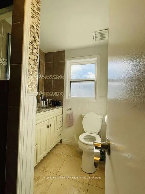 Photo 5 of Unit 2nd floor one room, 166 Chaplin Crescent, Toronto, Forest Hill South — HOMEH