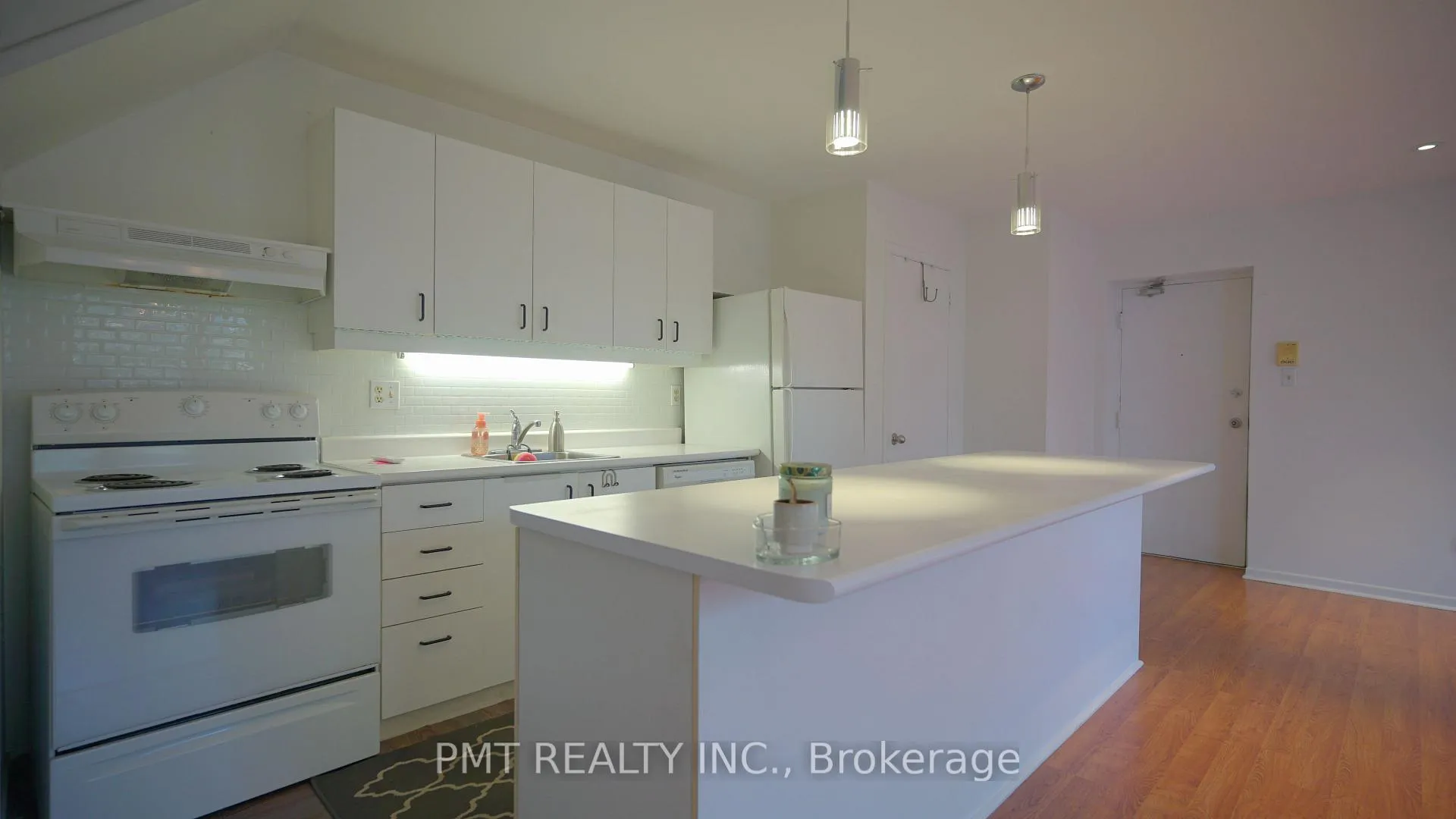 Photo 4 of Unit 4, 2064 Queen Street E, Toronto, The Beaches — HOMEH