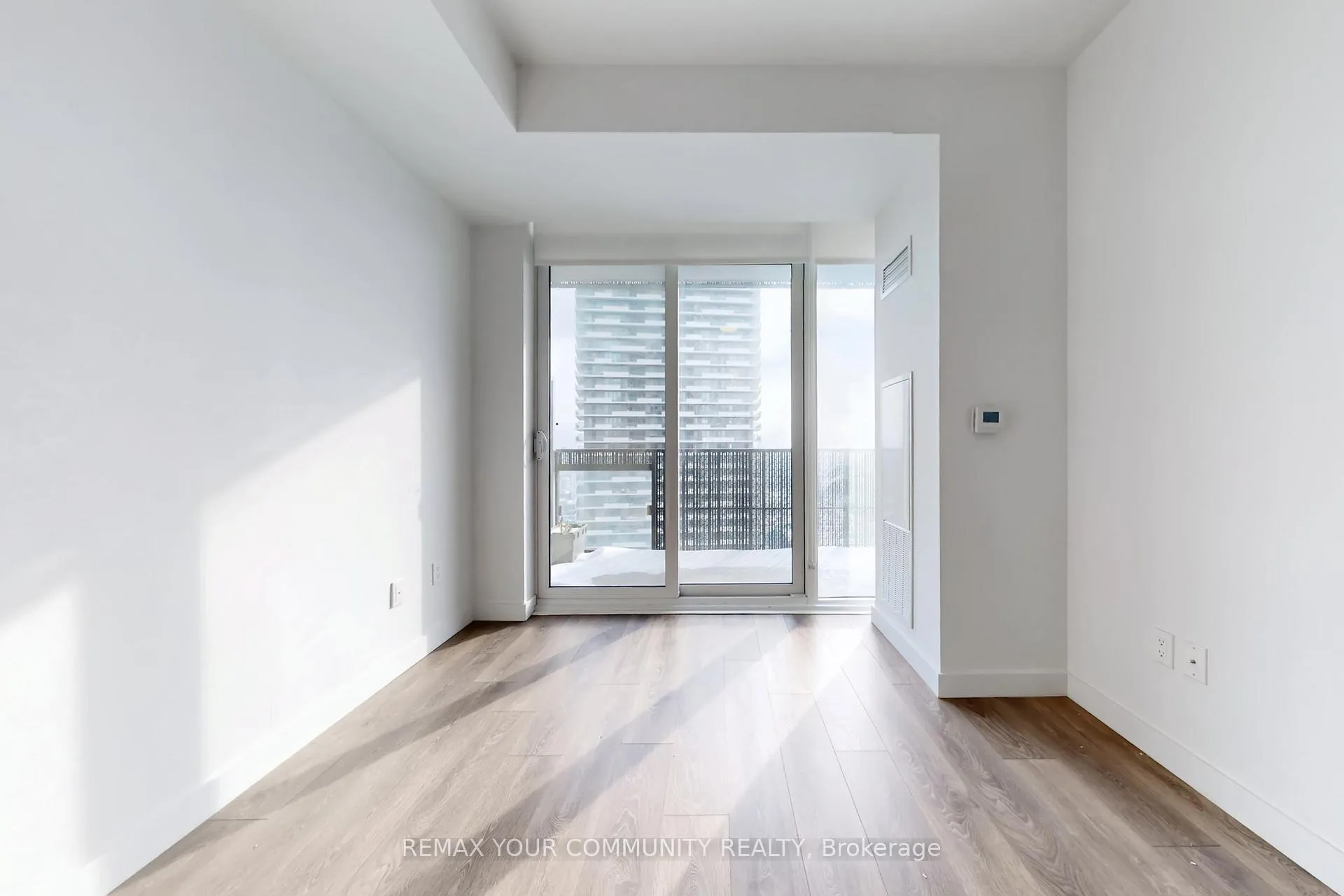 Photo 6 of Unit 3701, 8 Eglinton Avenue E, Toronto, Mount Pleasant West — HOMEH