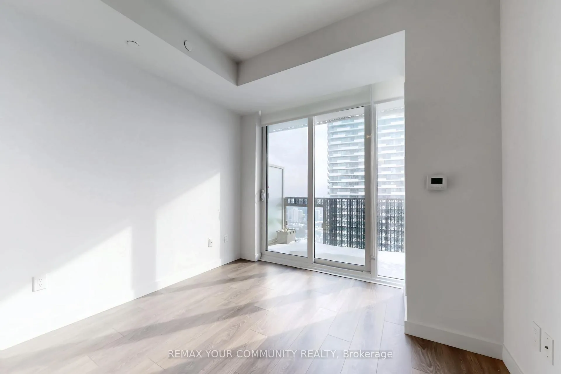 Photo 7 of Unit 3701, 8 Eglinton Avenue E, Toronto, Mount Pleasant West — HOMEH