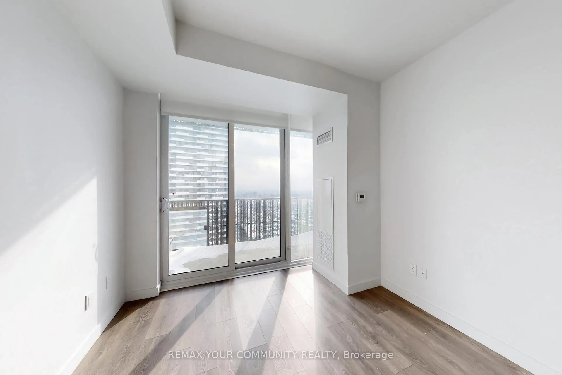 Photo 8 of Unit 3701, 8 Eglinton Avenue E, Toronto, Mount Pleasant West — HOMEH