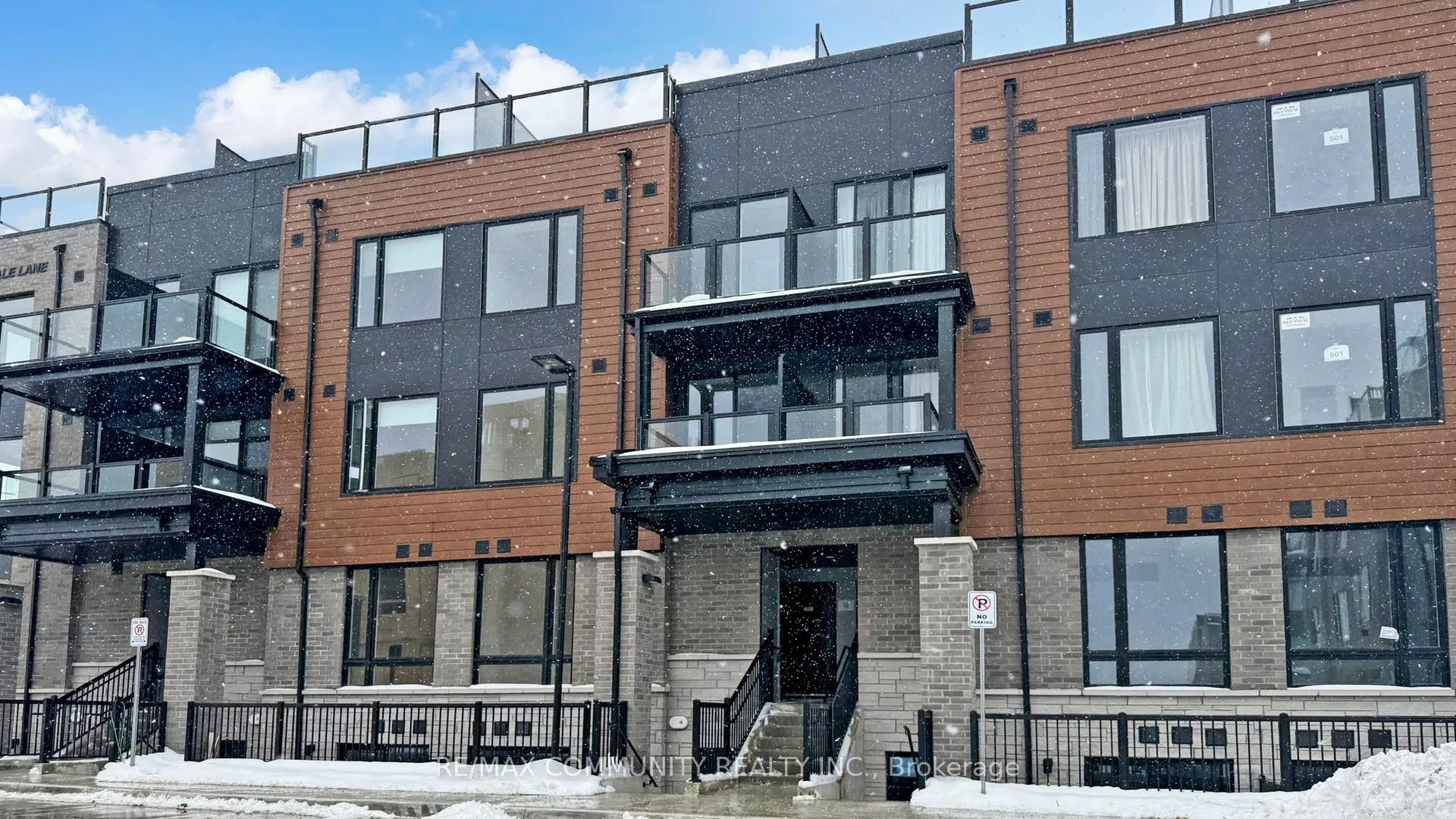 Photo 2 of Unit 5, 30 Markdale Lane, Markham, Middlefield — HOMEH