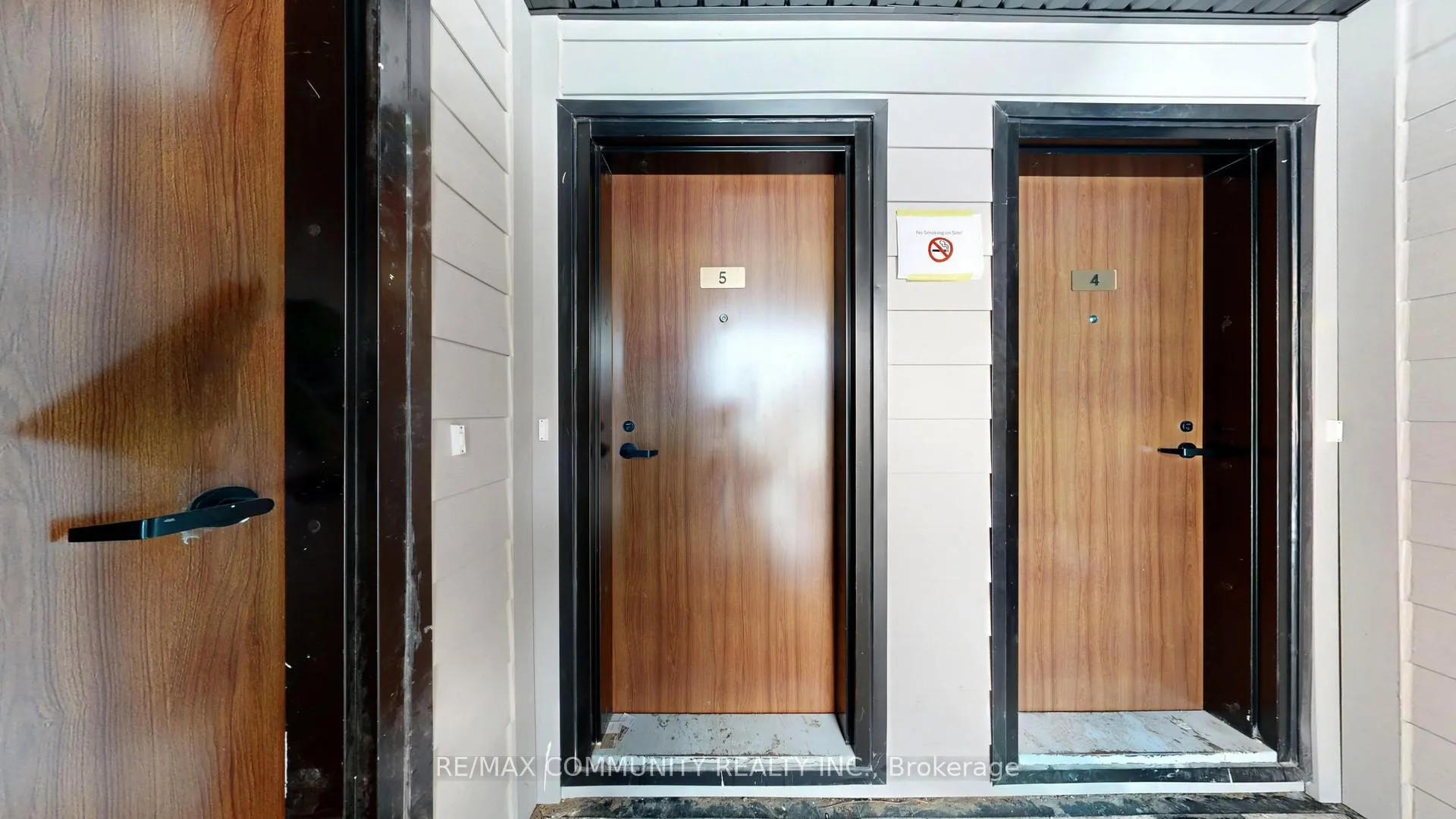 Photo 3 of Unit 5, 30 Markdale Lane, Markham, Middlefield — HOMEH
