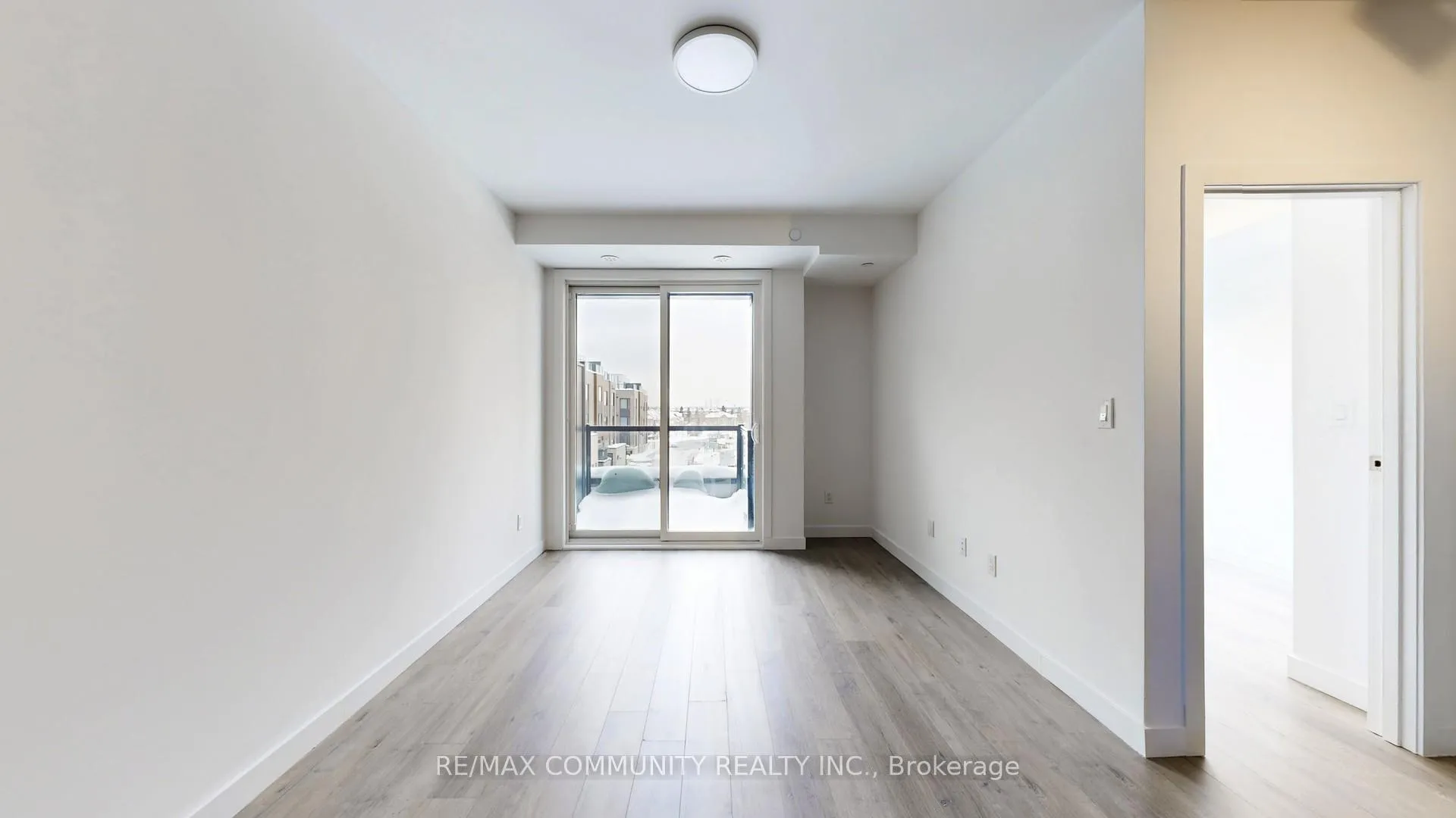 Photo 5 of Unit 5, 30 Markdale Lane, Markham, Middlefield — HOMEH