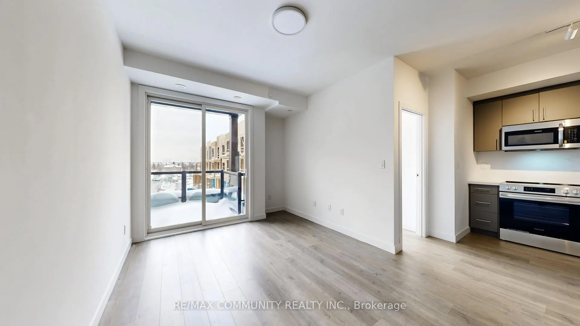Photo 6 of Unit 5, 30 Markdale Lane, Markham, Middlefield — HOMEH
