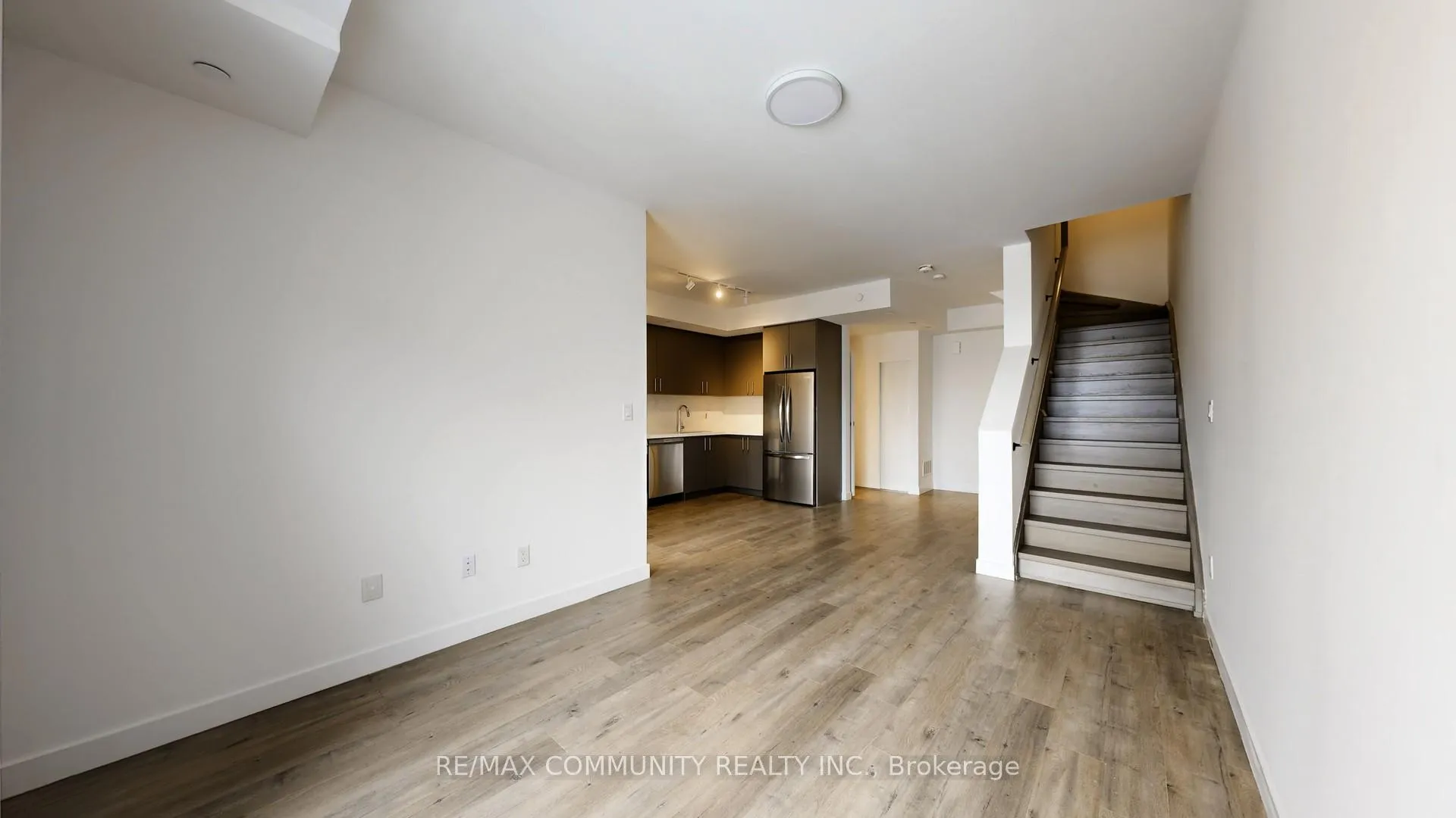 Photo 7 of Unit 5, 30 Markdale Lane, Markham, Middlefield — HOMEH
