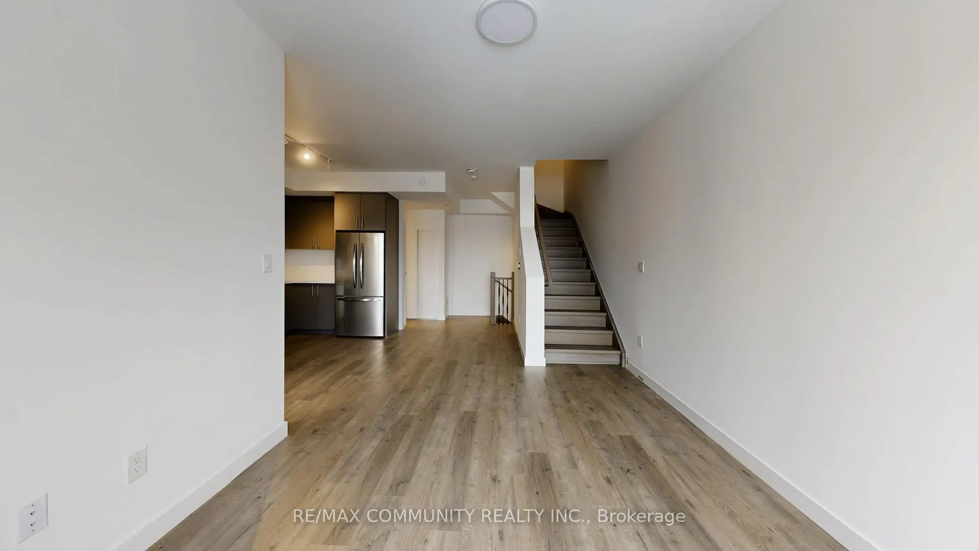 Photo 8 of Unit 5, 30 Markdale Lane, Markham, Middlefield — HOMEH