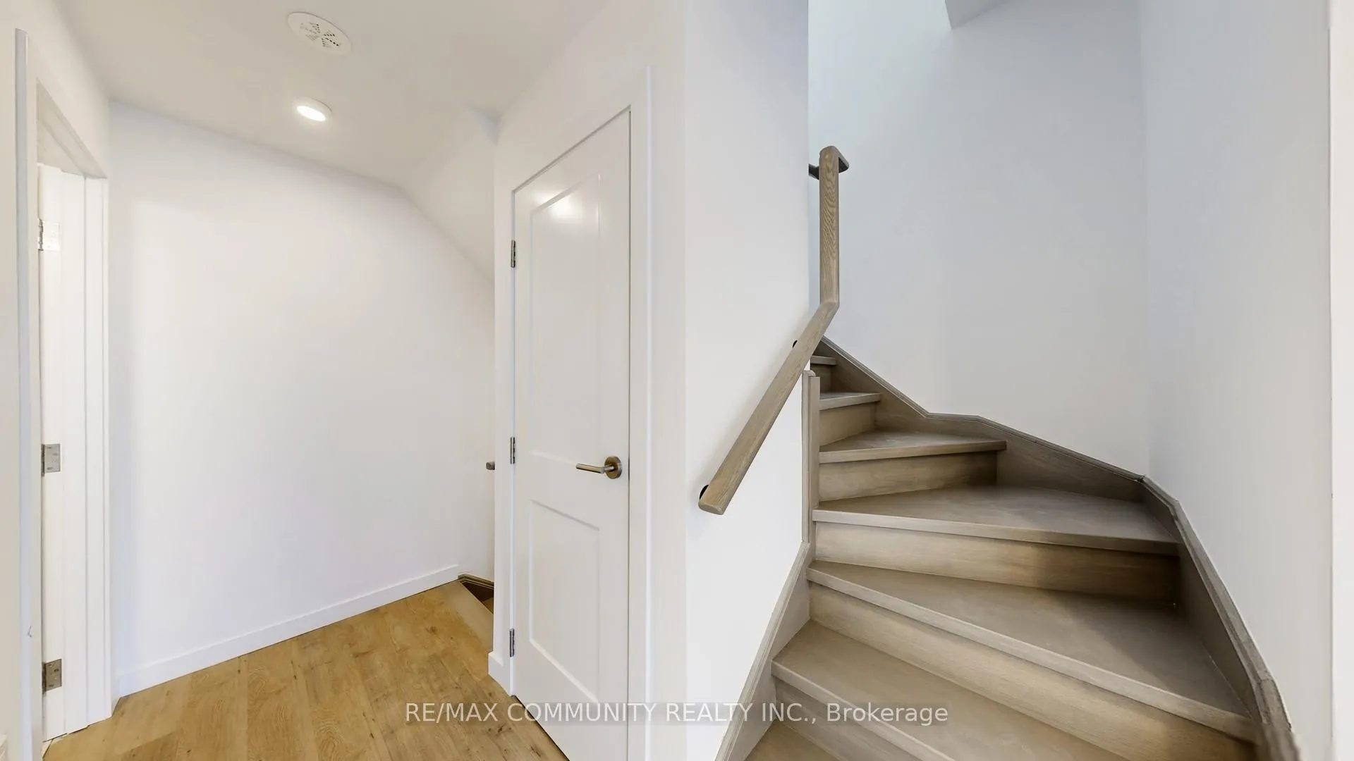 Photo 26 of Unit 5, 30 Markdale Lane, Markham, Middlefield — HOMEH