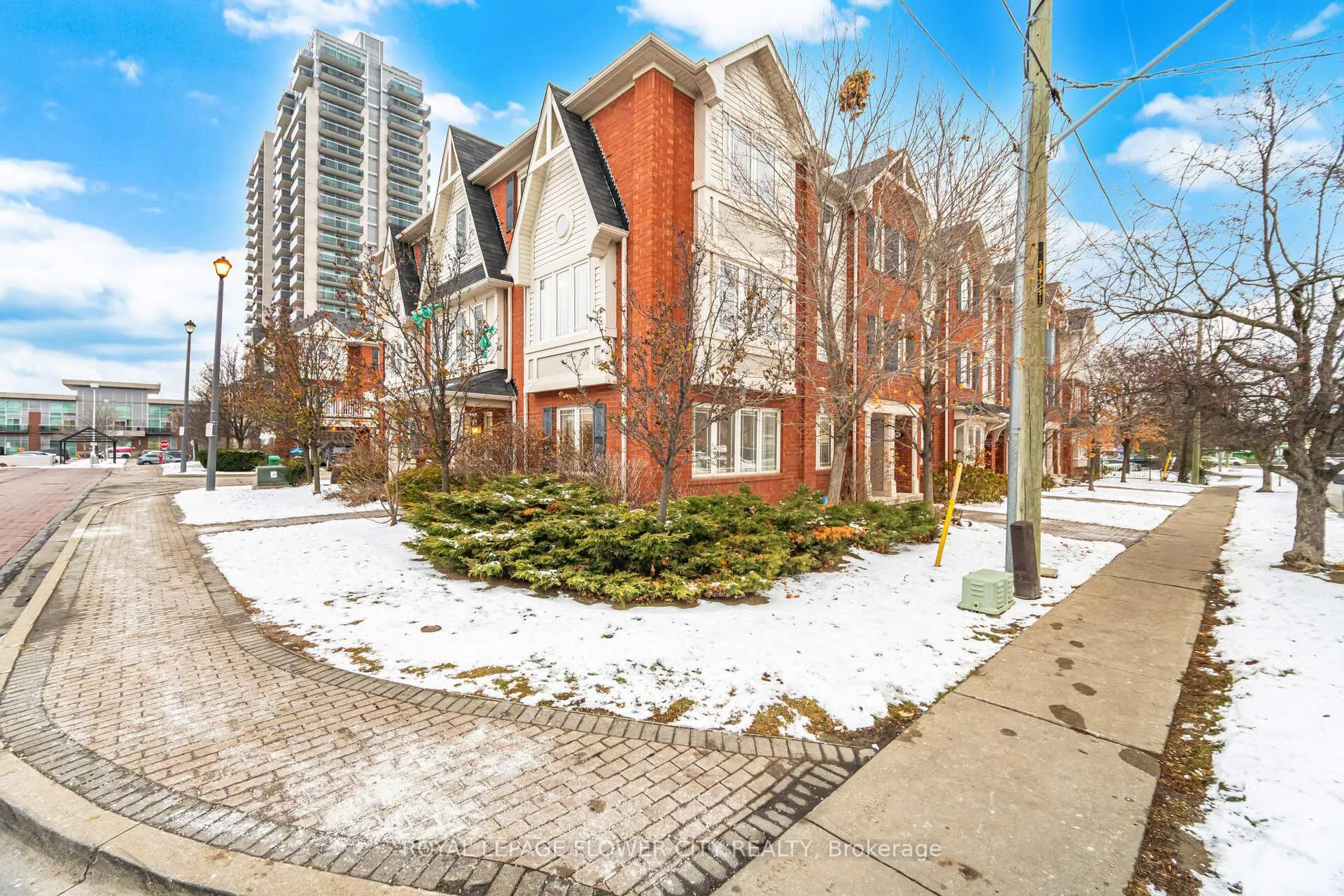 Photo 2 of Unit 32, 50 Hillcrest Avenue, Brampton, Queen Street Corridor — HOMEH