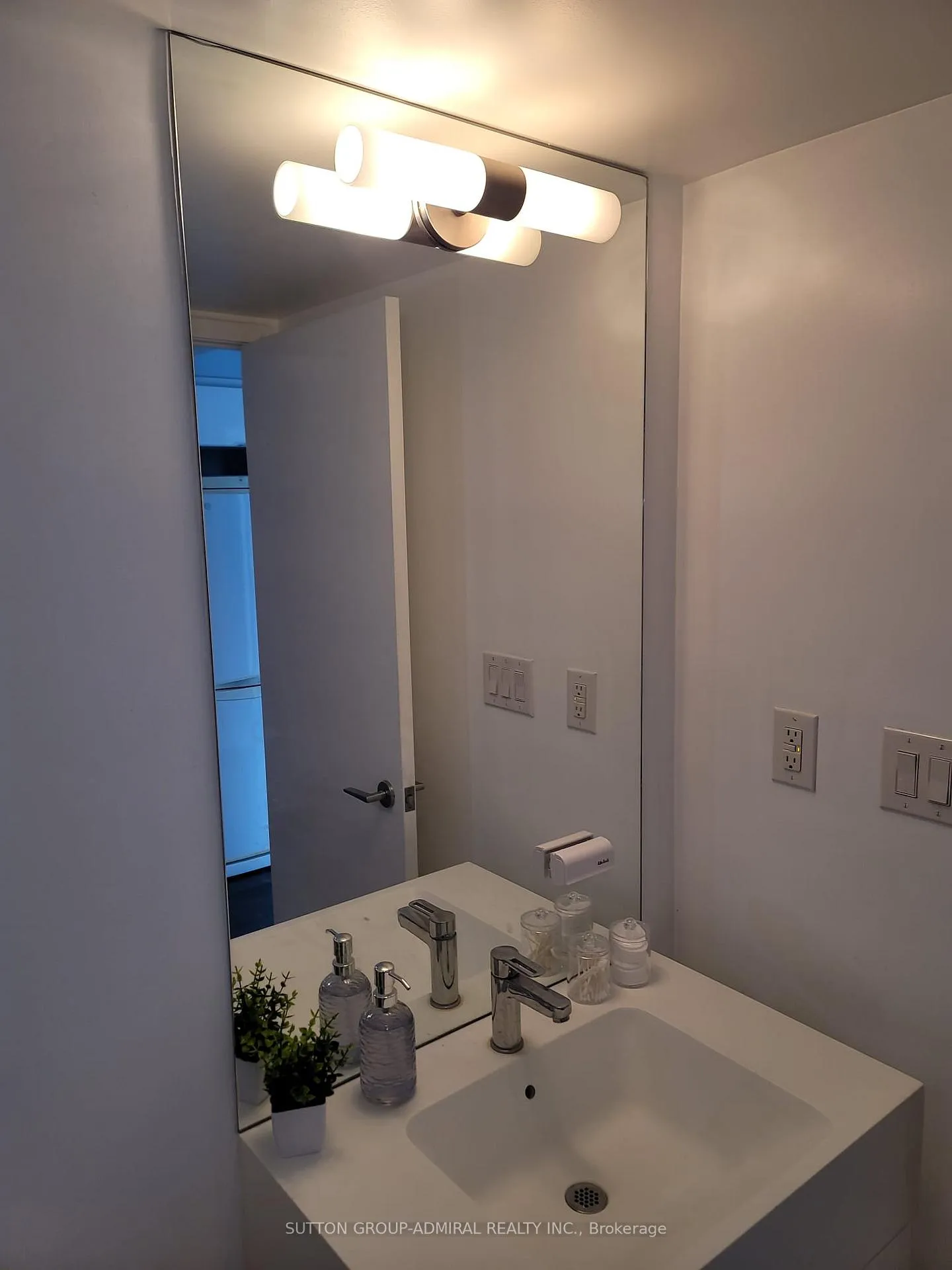 Photo 4 of Unit 1902, 21 Iceboat Terrace, Toronto, Waterfront Communities — HOMEH