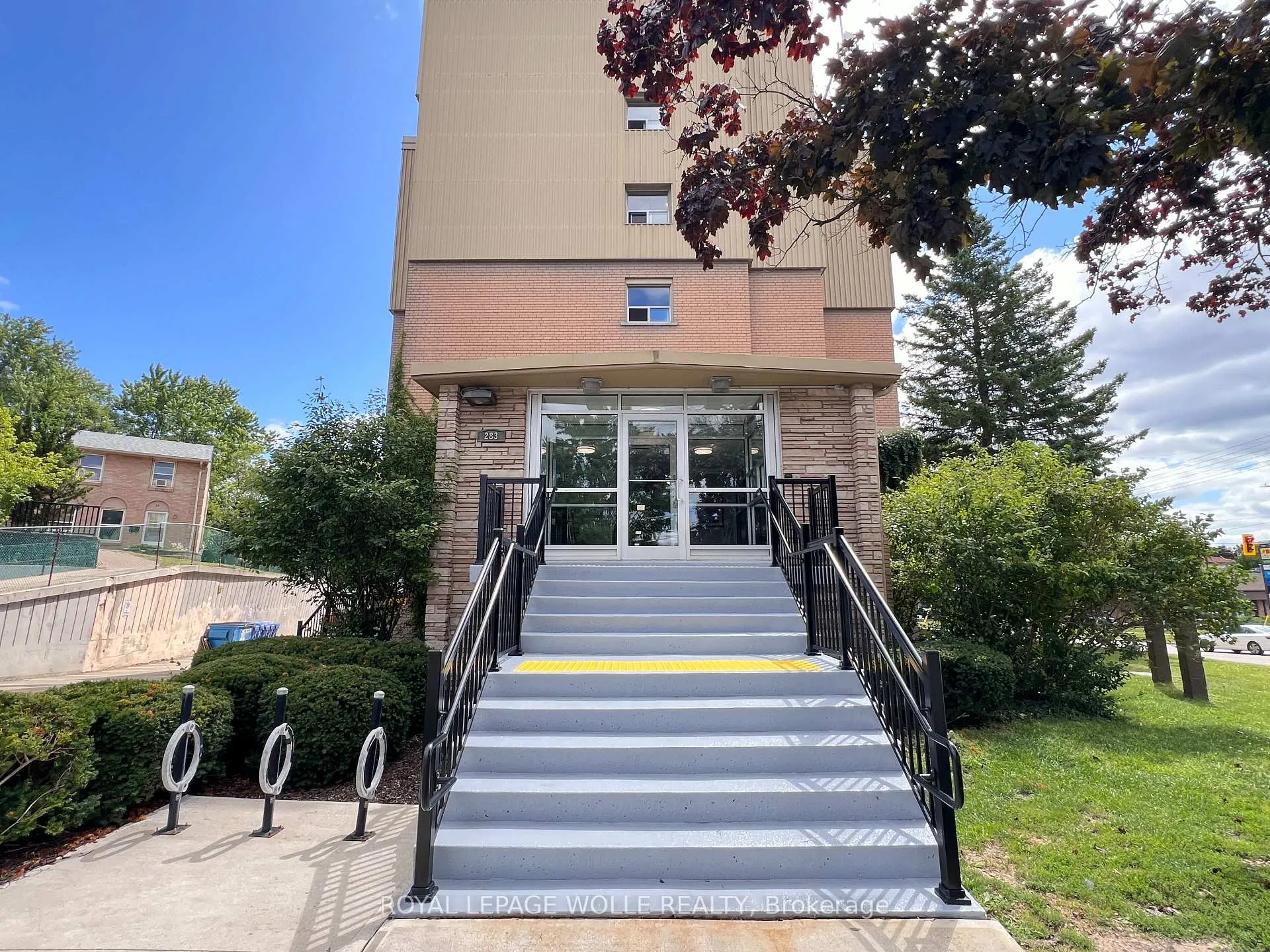 Photo 2 of 283 Fairway Road N, Kitchener, Centreville Chicopee — HOMEH