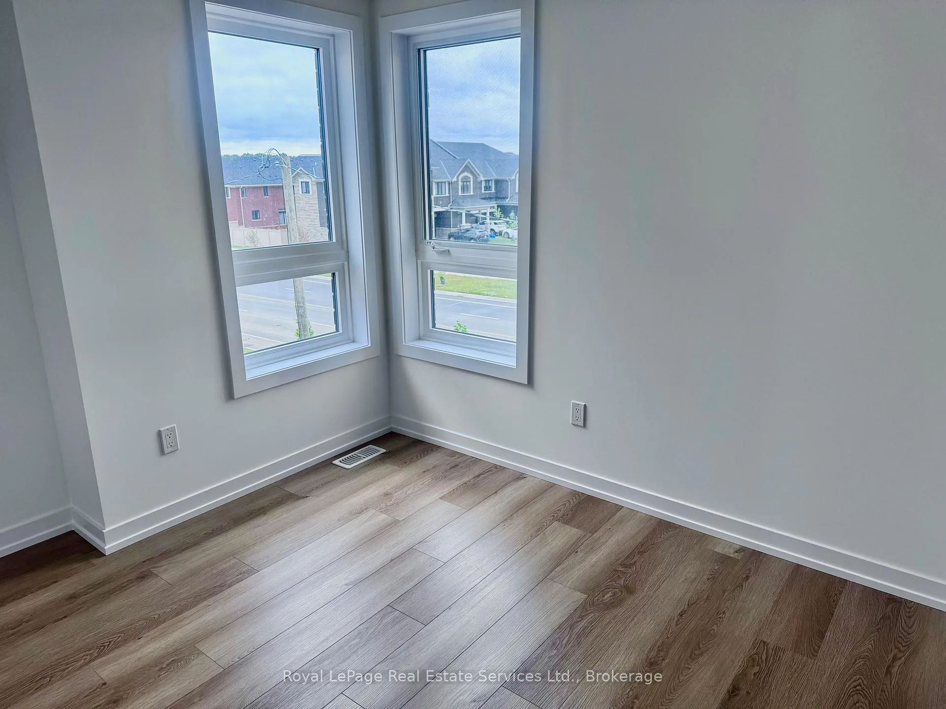 Photo 11 of 231 Burke Street, Hamilton, Waterdown — HOMEH