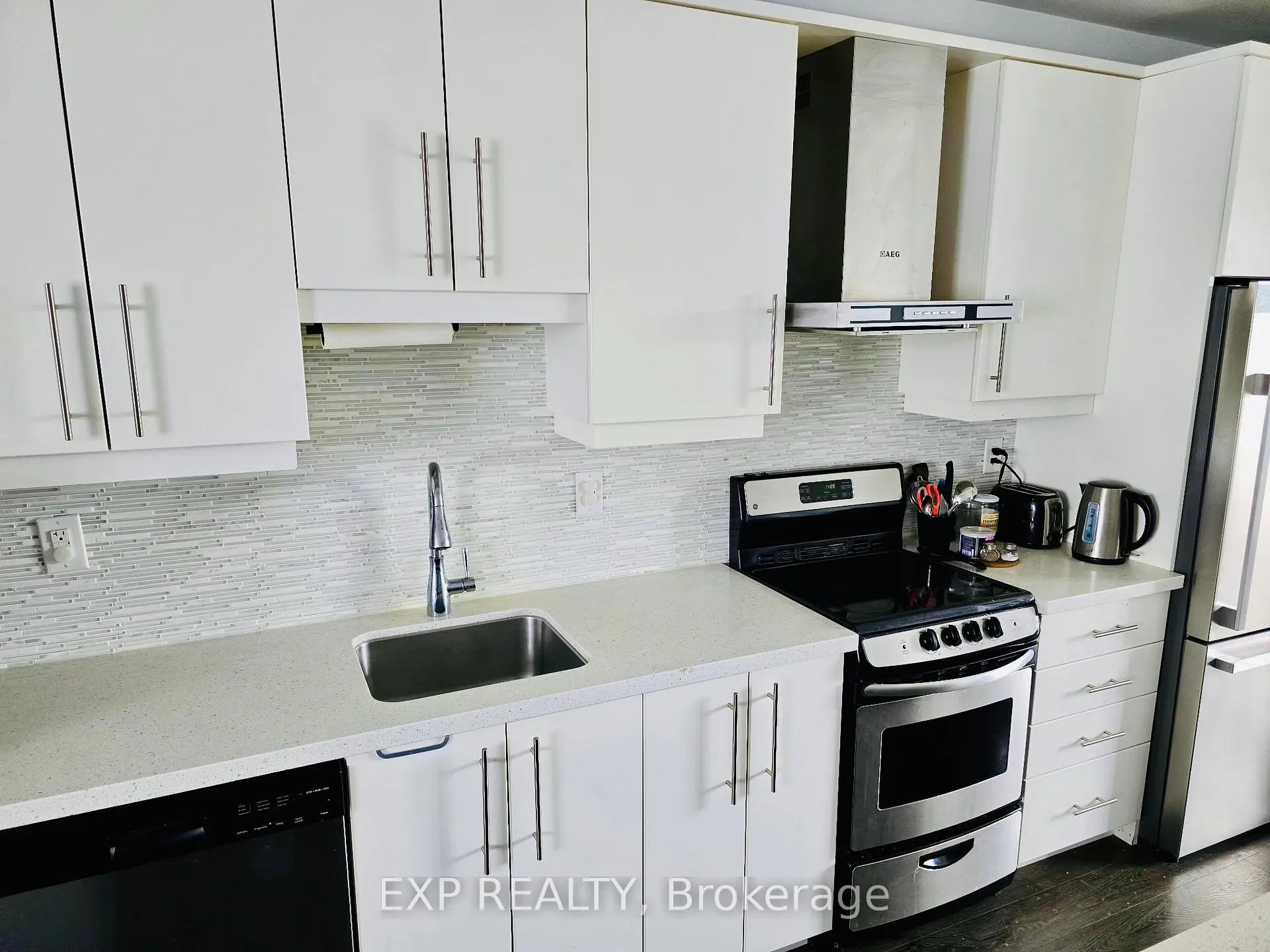 Photo 4 of Unit 21, 530 North Service Road, Grimsby, Grimsby Beach — HOMEH