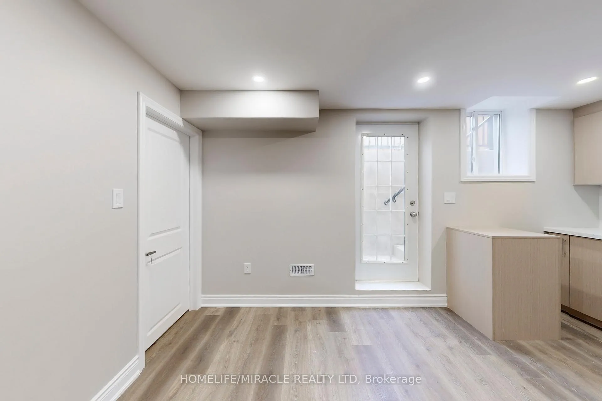 Photo 3 of Unit Bsmnt, 328 Dalgleish Gardens, Milton, Scott — HOMEH