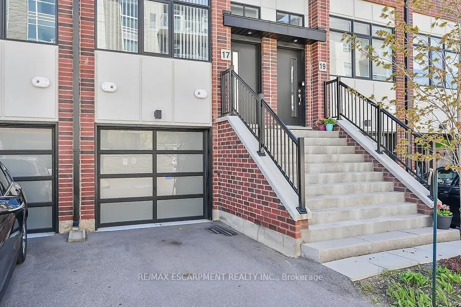 Photo 2 of 17 Markle Crescent, Hamilton, Ancaster — HOMEH