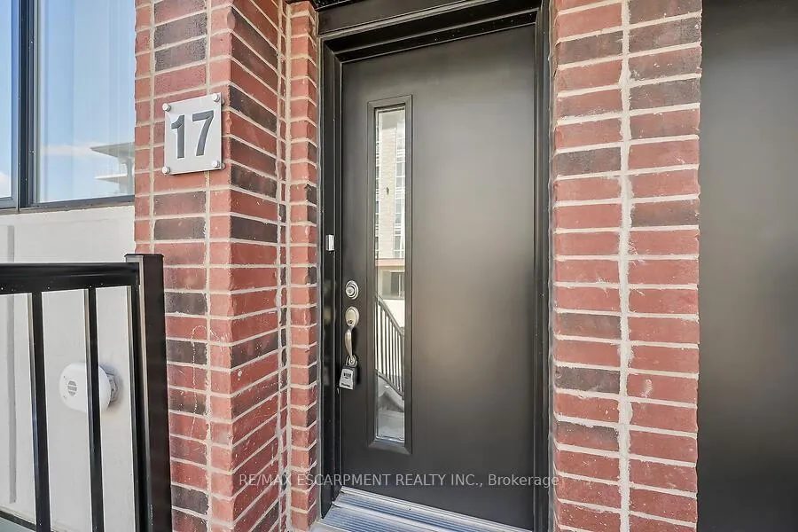 Photo 3 of 17 Markle Crescent, Hamilton, Ancaster — HOMEH