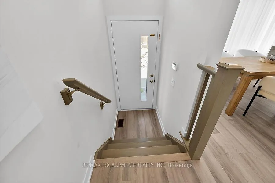 Photo 4 of 17 Markle Crescent, Hamilton, Ancaster — HOMEH