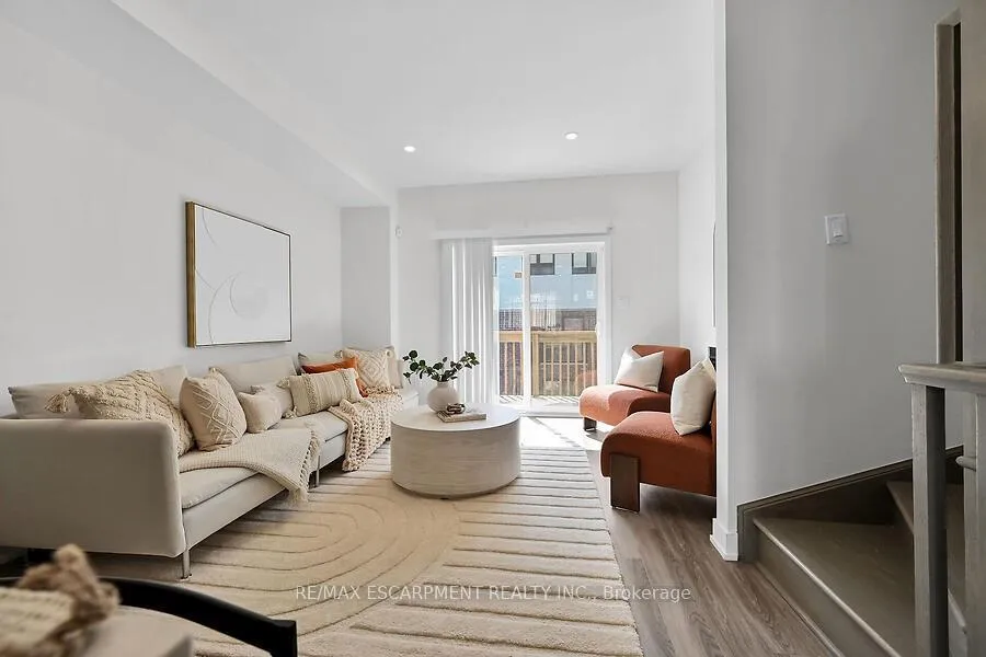Photo 11 of 17 Markle Crescent, Hamilton, Ancaster — HOMEH
