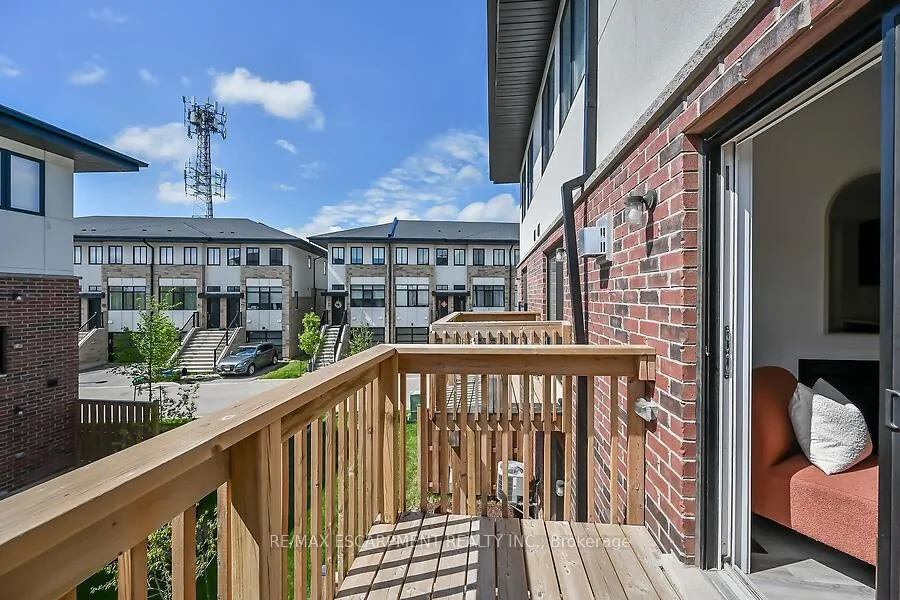 Photo 12 of 17 Markle Crescent, Hamilton, Ancaster — HOMEH