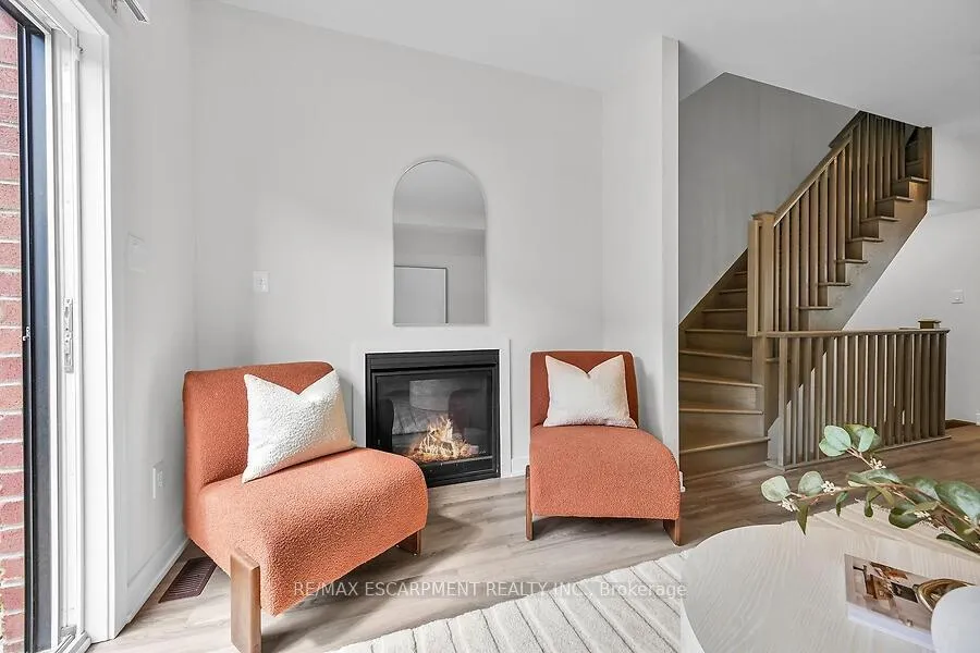 Photo 16 of 17 Markle Crescent, Hamilton, Ancaster — HOMEH