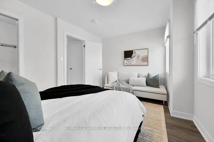 Photo 23 of 17 Markle Crescent, Hamilton, Ancaster — HOMEH