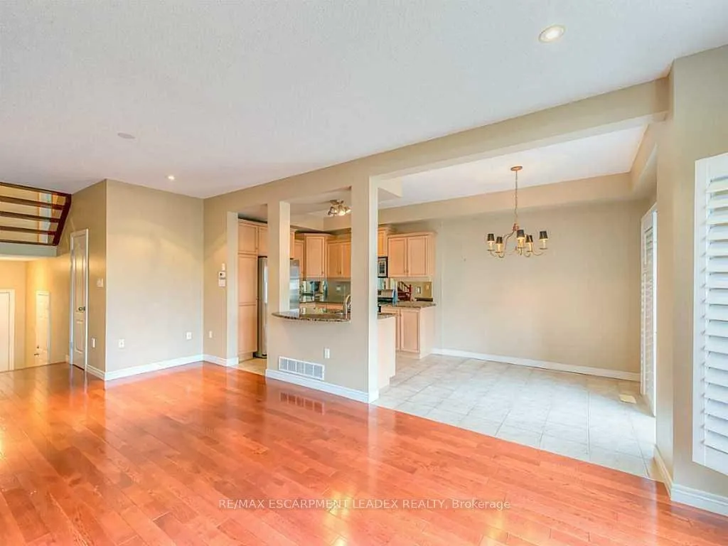 Photo 4 of Unit 9, 60 Cloverleaf Drive, Hamilton, Ancaster — HOMEH