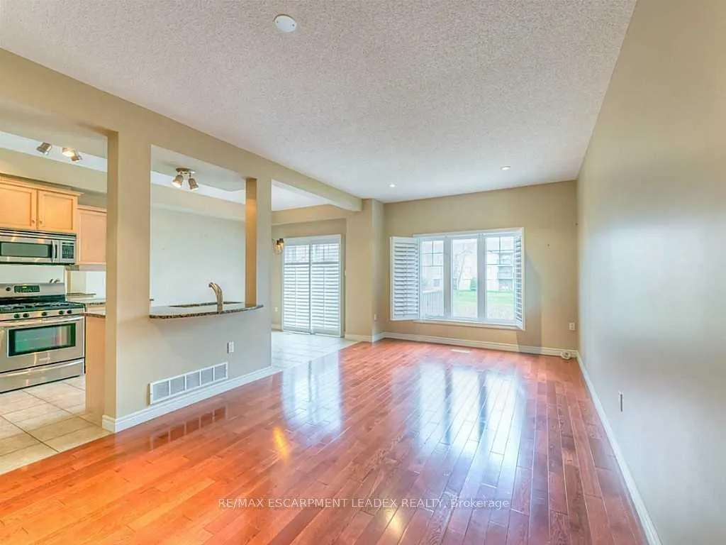 Photo 8 of Unit 9, 60 Cloverleaf Drive, Hamilton, Ancaster — HOMEH