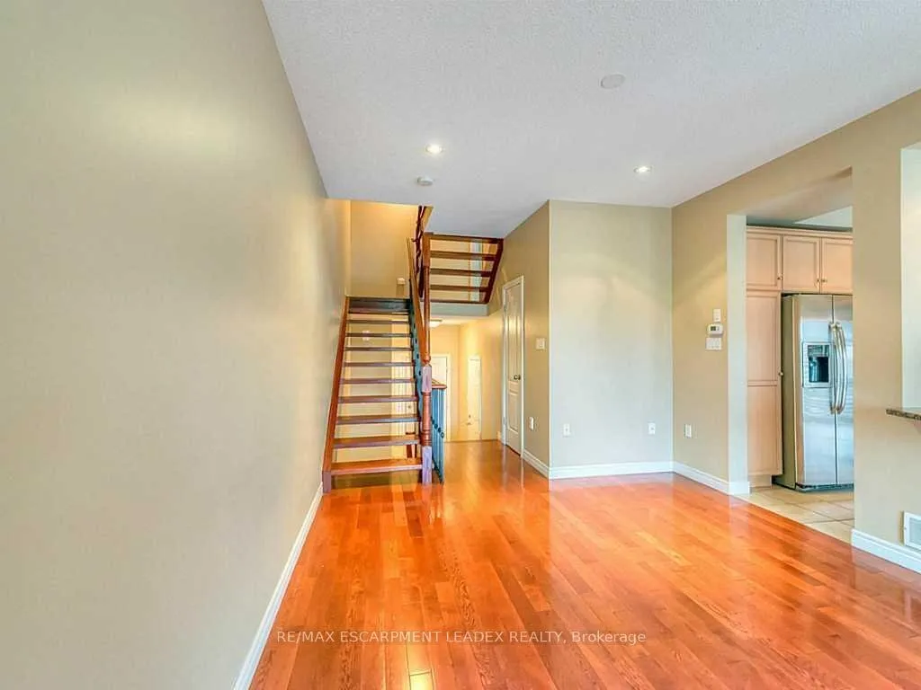 Photo 11 of Unit 9, 60 Cloverleaf Drive, Hamilton, Ancaster — HOMEH